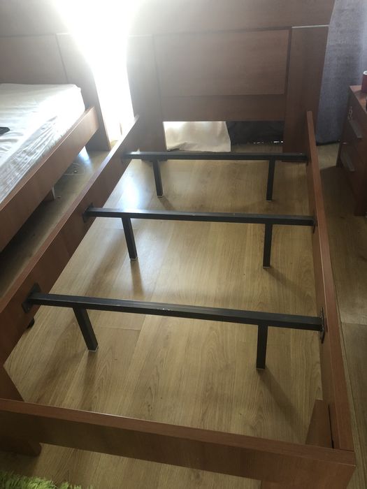 Cama individual com colchao,cómodo e duas cabeceiras