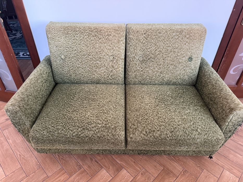 Диван від оксамиту з кріслами.