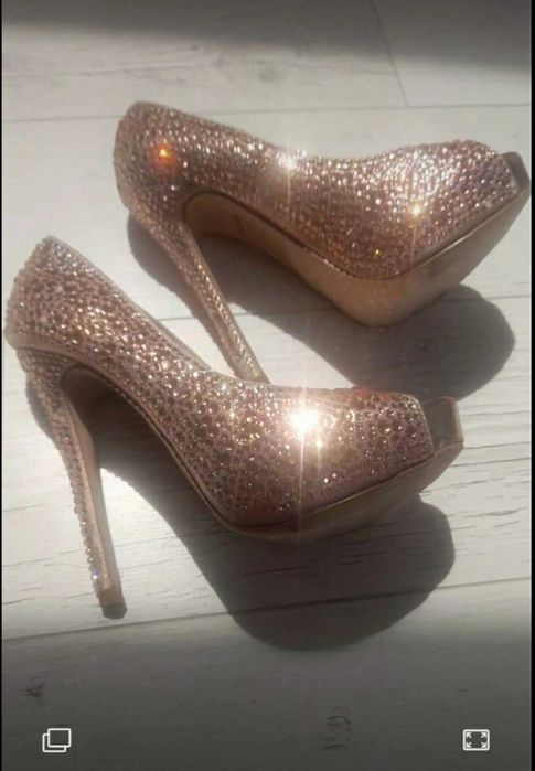 Buty na koturnie pudrowe kryształki