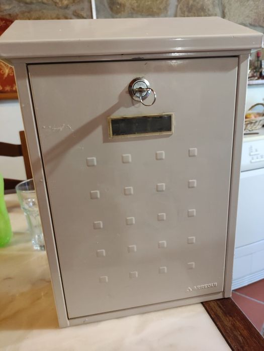 Caixa de correio branca