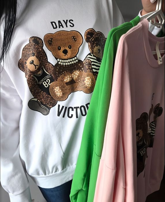 Włoska bluza z misiami "Days Victory" pudrowy róż uni