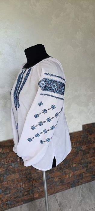Стильна жіноча вишиванка
