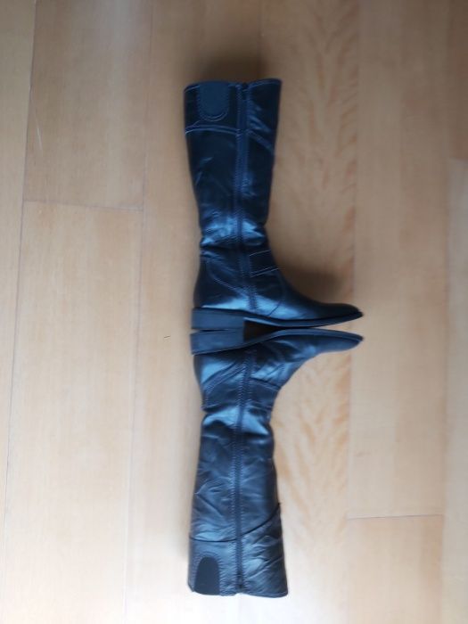 Botas cano alto Em Pele