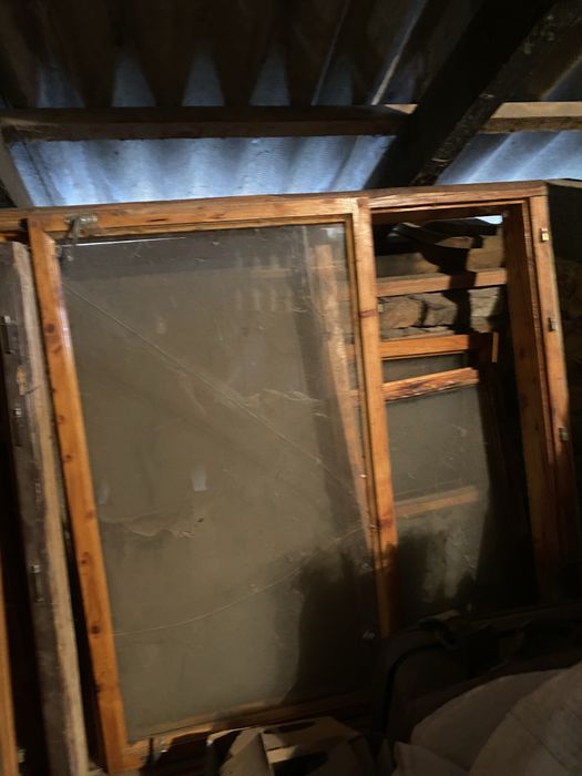 Вікна двері деревяні.