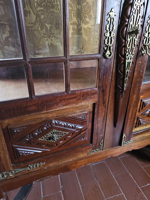 Cristaleira antiga em madeira maciça com fundo acolchoado