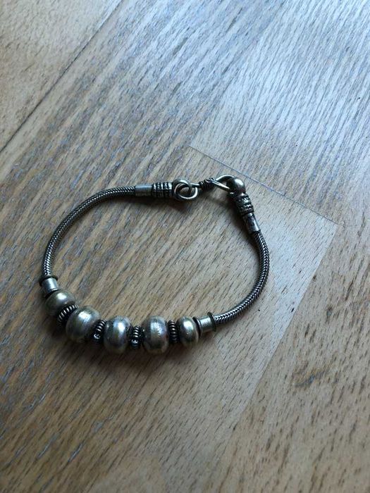 pulseira prateada com bolinhas