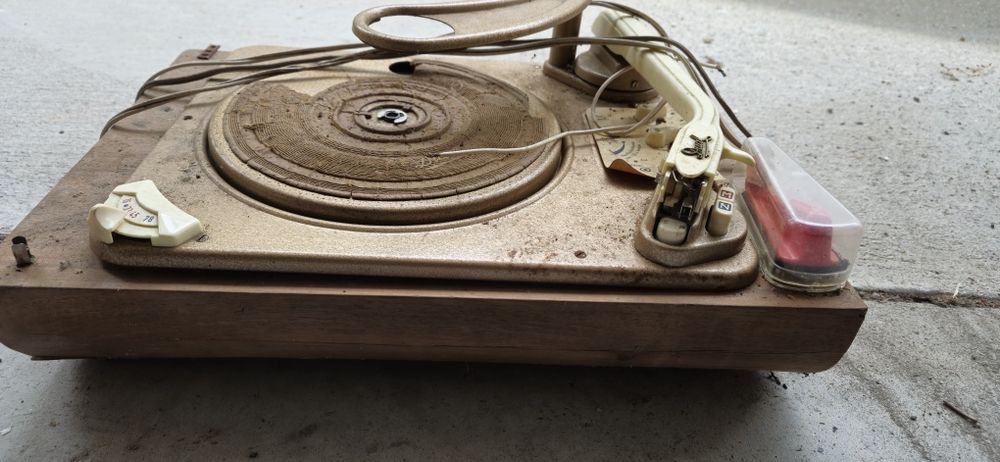 Vendo gira discos antigo