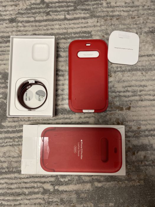Etui Apple Leather Sleeve MagSafe do iPhone’a 12 Pro Max PRODUCTRED