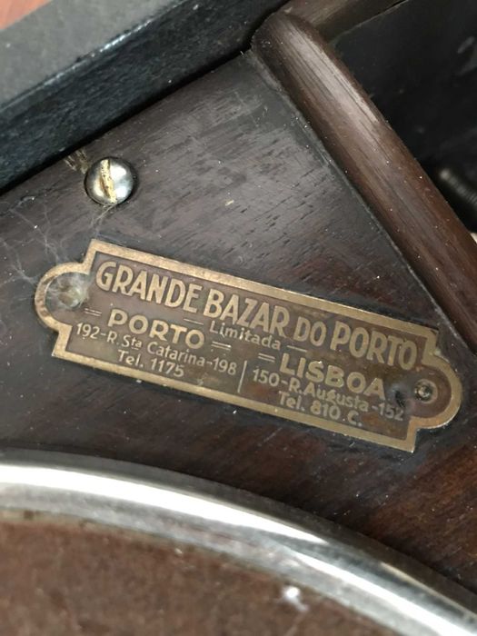 Gramofone portátil “His Masters Voice” antigo