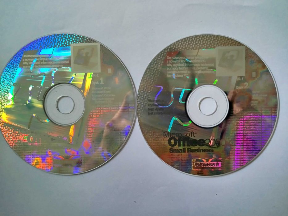 Nośniki Windows XP PRO i HOME oraz OFFICE 2000 SB.