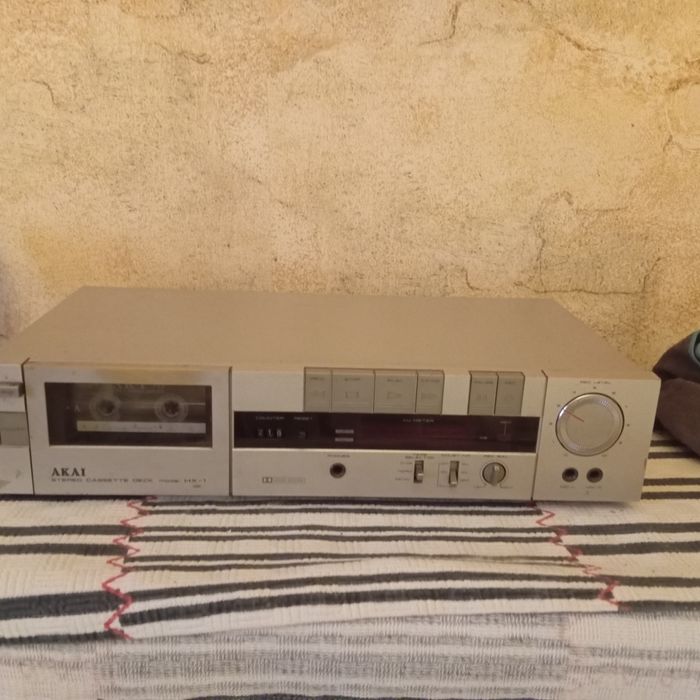 Дека akai працює.