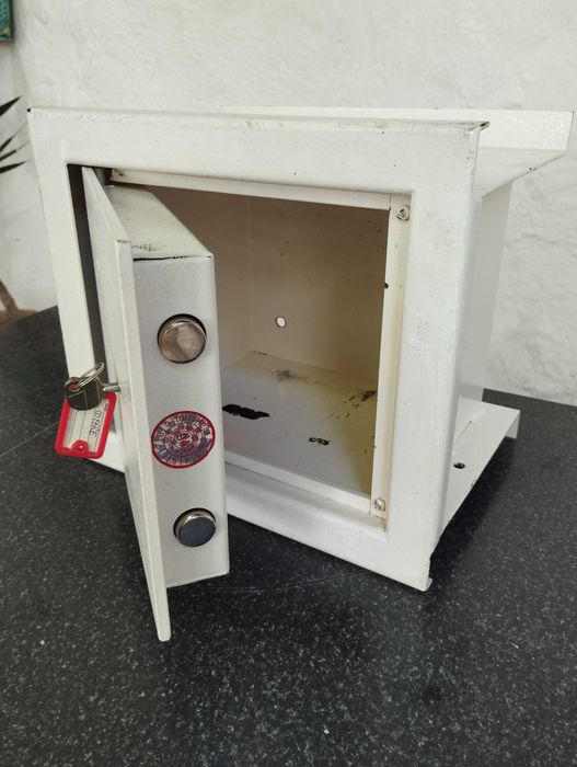 Cofre em metal, com chave