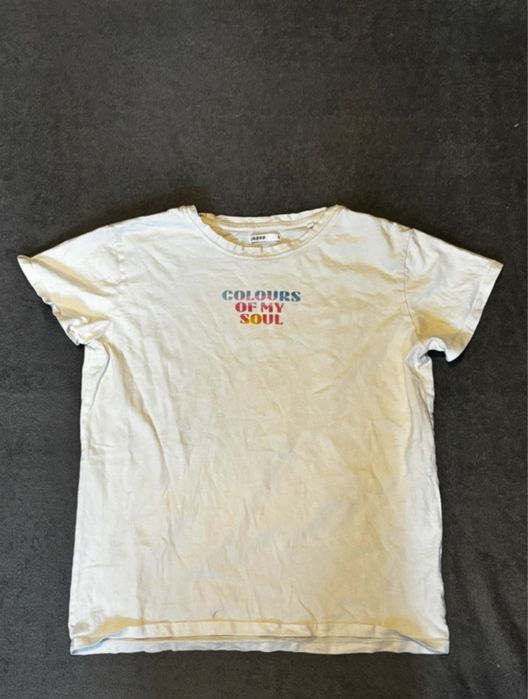 biały t-shirt z kolorowym nadrukiem na plecach