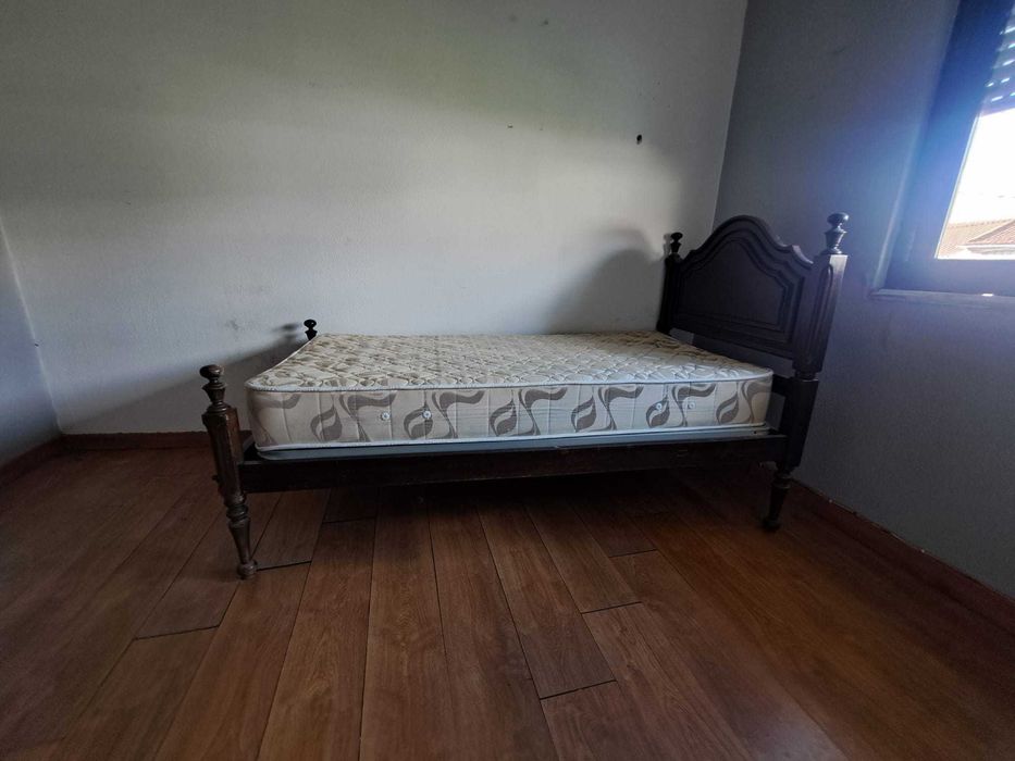 Cama de solteiro com estrado e colchão
