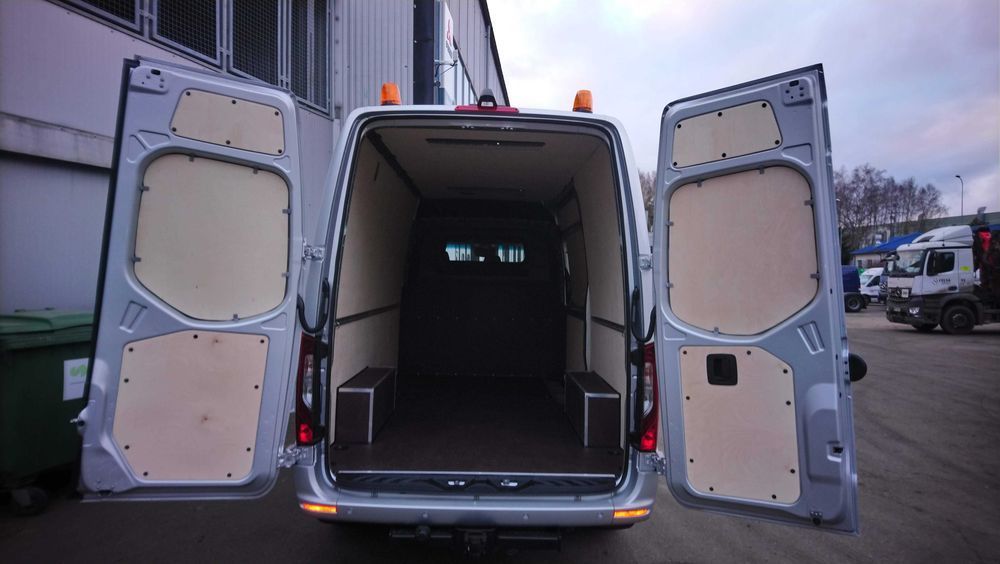 Zabudowa wnętrza paki samochodu Mercedes Sprinter L2H2 TN