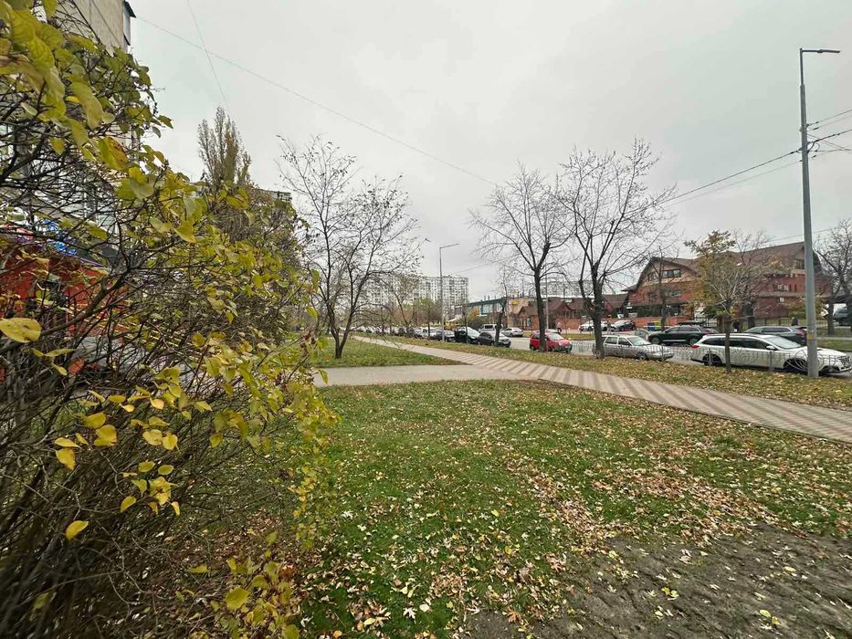 Фасадне приміщення в оренду на Березняках