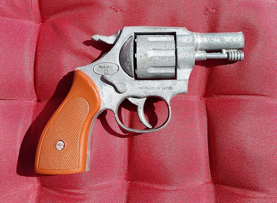 Revolver 607 ou Arma Fabricado em Espanha e com a sua Caixa em Madeira de Castanho e Ferragens em Bronze