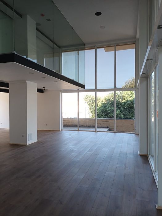 Espaço Comercial de 160 m² com Montra Panorâmica no Centro da Cidade