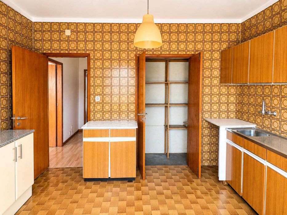 Apartamento T2+1 para Renovar | Cidade Jardim, Maia