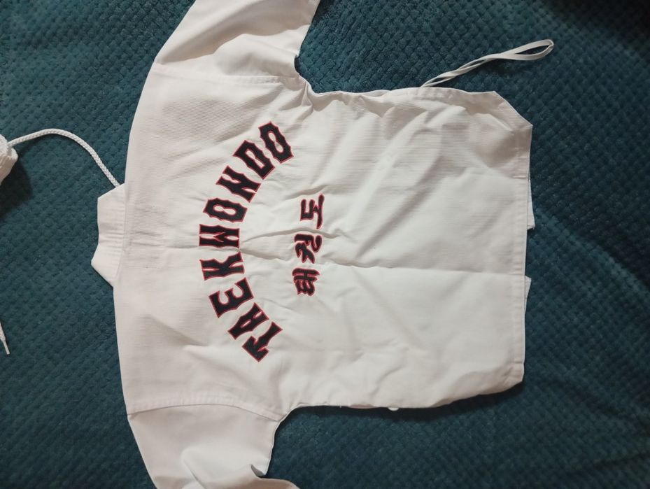 Vendo fato infantil de taekwondo