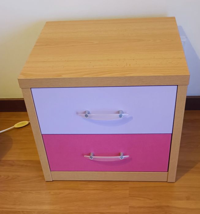 2 Camas Solteiro c/Colchao + Mesa Cabeceira