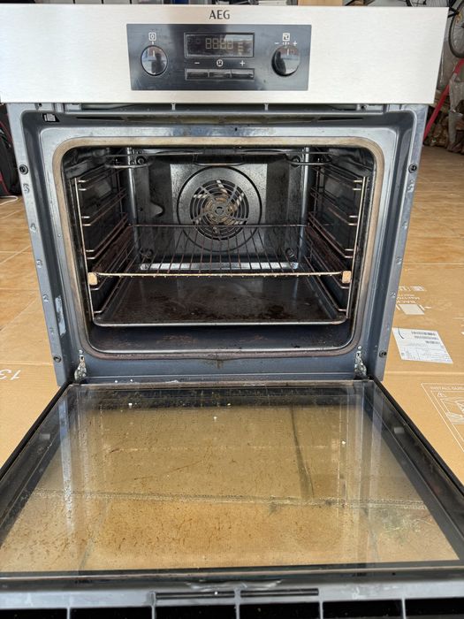 Forno AEG com algum desgaste. Mas funciona.