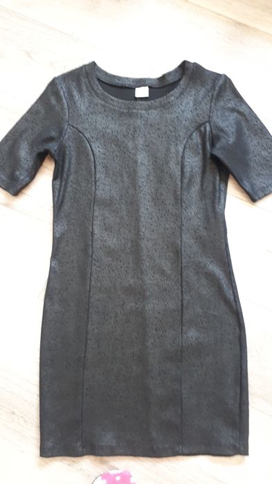 Czarna sukienka a'la skóra 40