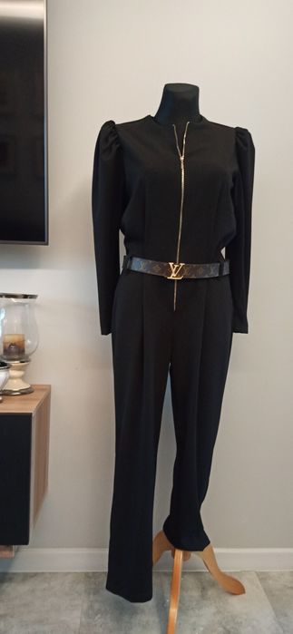 Czarny klasyczny taliowany kombinezon na suwak z bufkami 42