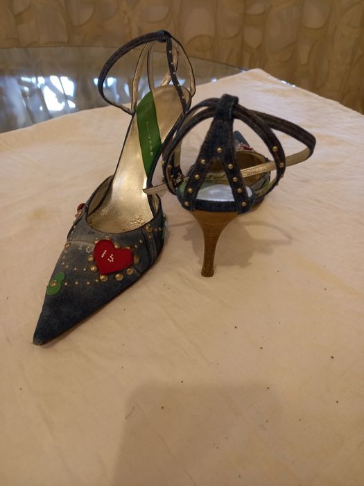 Sandalias ganga com aplicações.