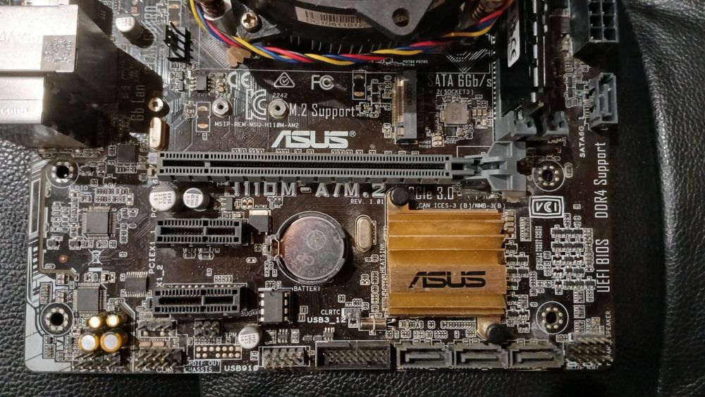 Материнська плата Asus