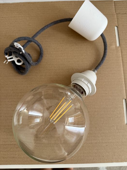 Lampa wisząca z ciemnoszarym przewodem kolorowe kable loft metal