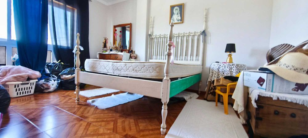 Cama de casal vintage 135x180 com estrado e colchão