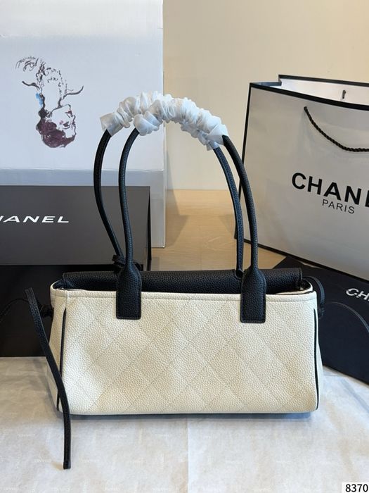 Сумка Chanel Urban Essential East West Small AS6288 31 см чорно-біла  В НАЯВНОСТІ