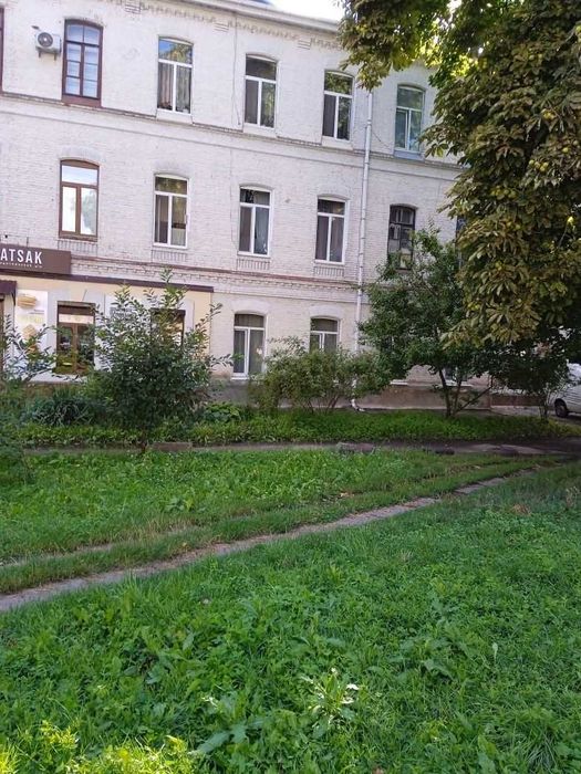 * Продаж 2-кімнатної стильної квартири з високими стелями