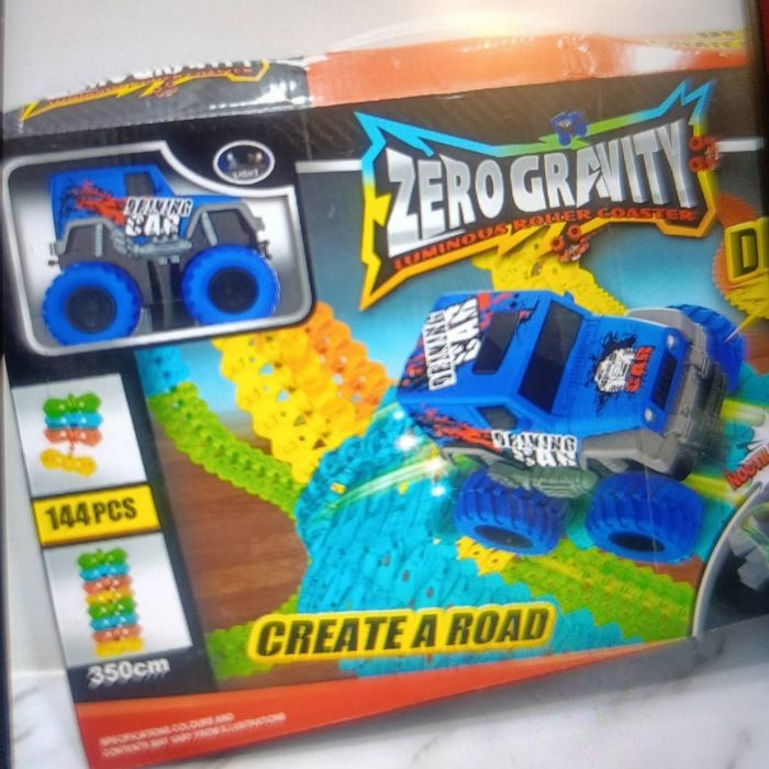 авто трек з машинкою на акумуляторі 
В гарному стані