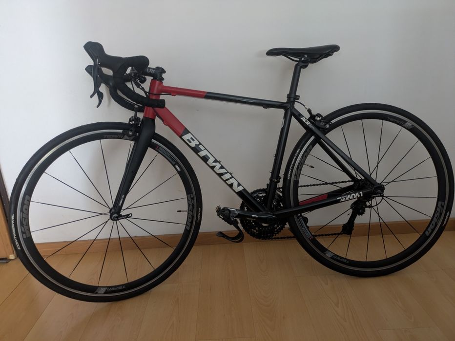 Bicicleta de estrada B'Twin Triban 520, rodas Vision Team 35 e pneus Continental Grand Prix 30mm.