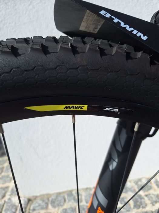 Pivot Mach 6 Carbon 27.5 – Fox Factory Kashima – Excelente Estado