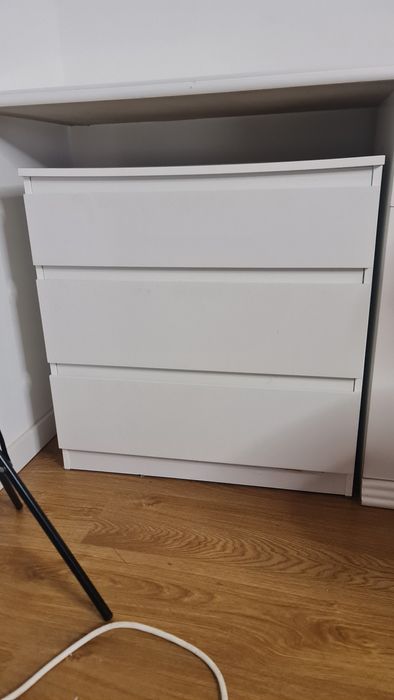 Vende-se cômoda com 3 gavetas