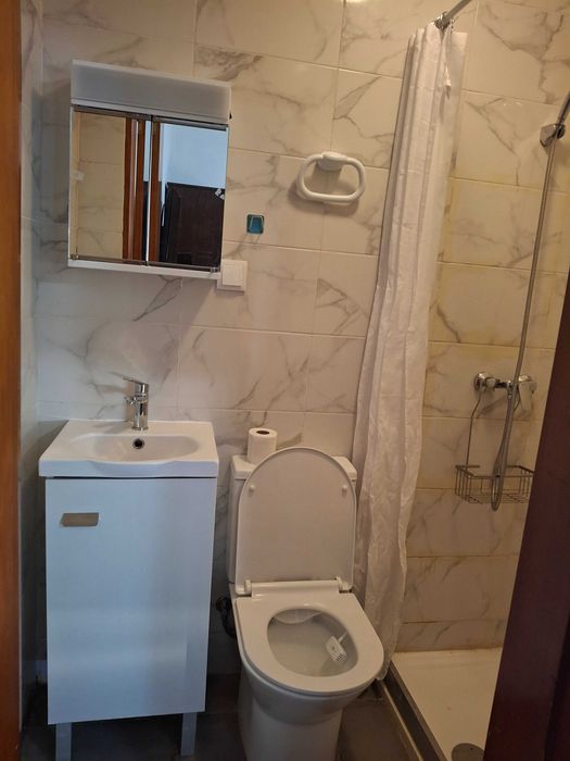 Aluga-se suite (quarto com WC) no Entroncamento. No centro da cidade. Muito perto da estação de Comboios