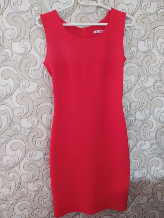 Червоне жіноче плаття
