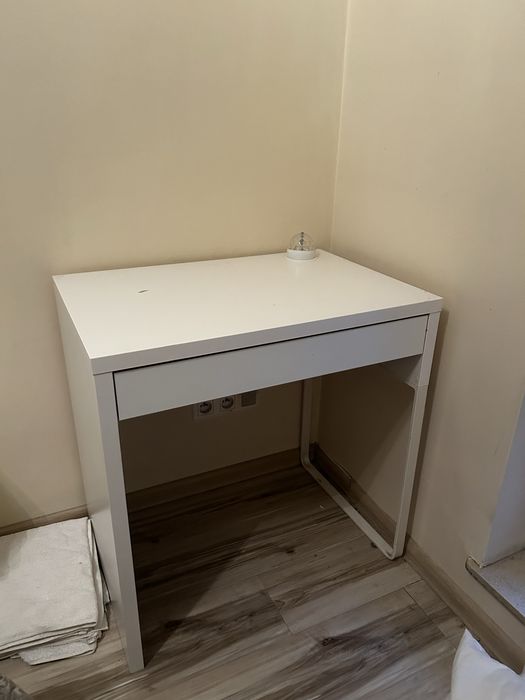 Biale biurko ikea