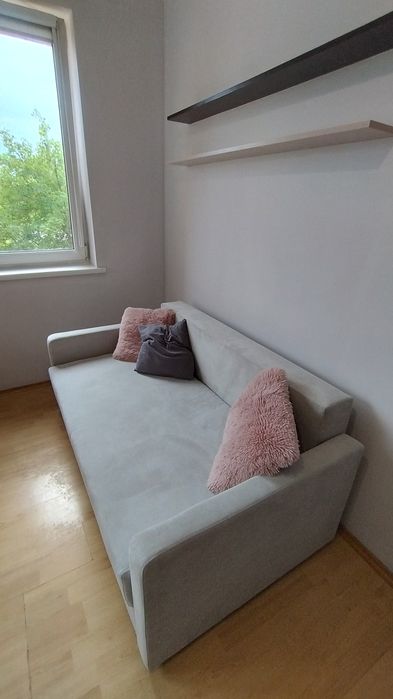 Sofa rozkładana z pojemnikiem w ładnym stanie.