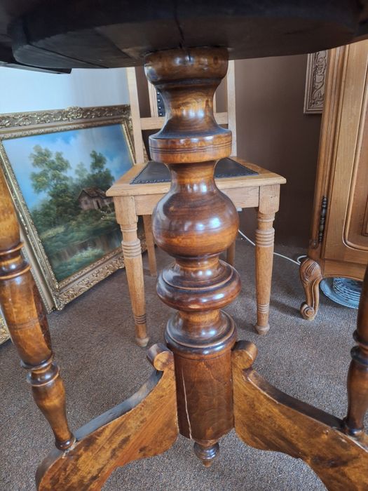 Efektowny drewniany wiekowy stolik