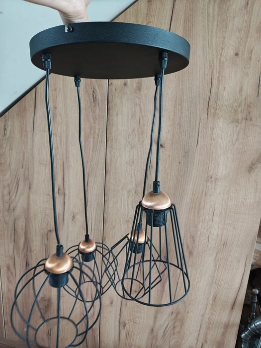 Lampa czarna wisząca do salonu