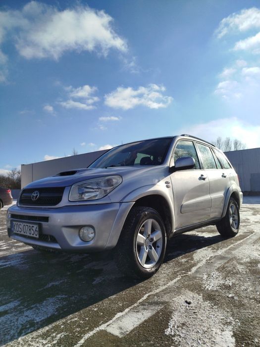 Авто на фонді. Я — другий власник в Україні.

Toyota RAV4 2004 р., 2.0 дизель.
Автомобіль у повністю робочому стані — сів і поїхав. Дизель механіка.

Після пригону було замінено:
- всі стійки по колу
- гальмівні колодки
- масла та фільтри (включно з салонним)
- антифриз

У процесі експлуатації замінені заливна горловина та датчик палива — рівень пального показує коректно. Також замінені дозуючі клапана в ТНВД на оригінальні Denso.
Днище та задні арки оброблені антикором.
Встановлені лампи міні-лінзи. Що робилось з дрібниць писати не буду, бо робилось багато і воно нікому не цікаво, авто без колхозу. Встановлена андроїд магнітола, продаю як з нею так і без (але рідна тільки під диски або радіо)

Кузов має сліди експлуатації, характерні для 20-річного авто.
Авто щодня на ходу, брав для себе.
Автомобіль бойових дій не бачив.
Пробіг 291300 км

Пишіть, домовимось про перегляд.
Торг в межах розумного.