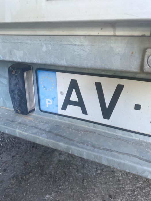 Reboque fechado em lona