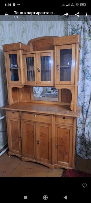 Старовинний буфет в гарному стані.