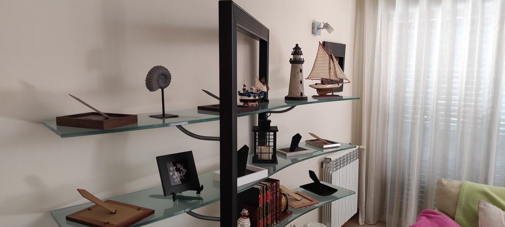 Estante/móvel com prateleiras vidro design