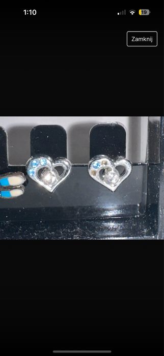 kolczyki z plastiku serduszka z niebieskimi diamencikami