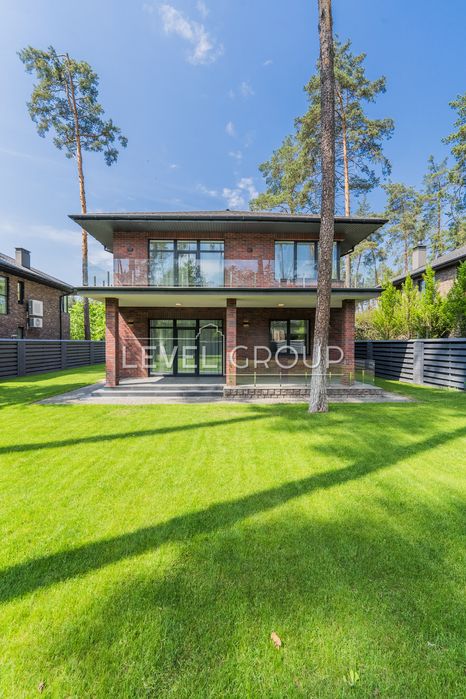 Будинок 250м. у котеджному містечку. Ліс! Козин! 10 соток!